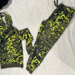 Boys Under Armour hoodie and jogger set. Size large